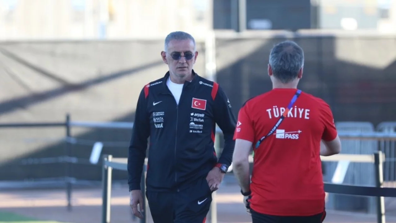 Hacıosmanoğlu'ndan Montella çıkışı: "Yolda yürüdüklerimizi değiştirmeyiz"