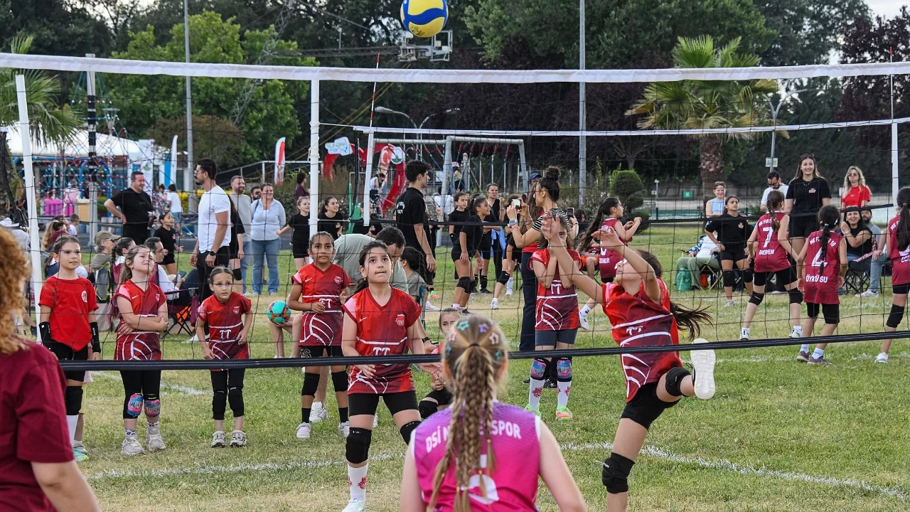 Mini Voleybol Şenliği'nde Çocuklar Madalyalarını Aldı