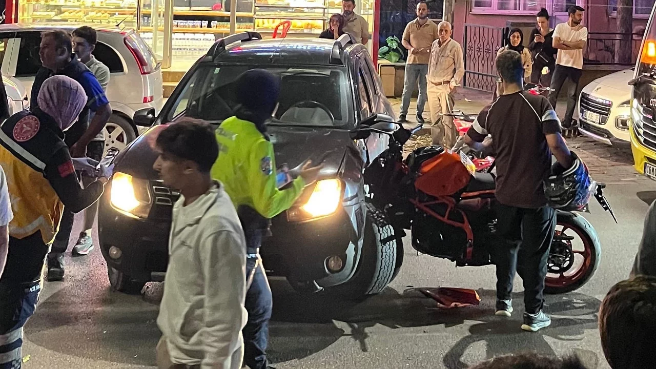 Bursa'da motosiklet otomobile saplandı: Genç sürücü yaralandı