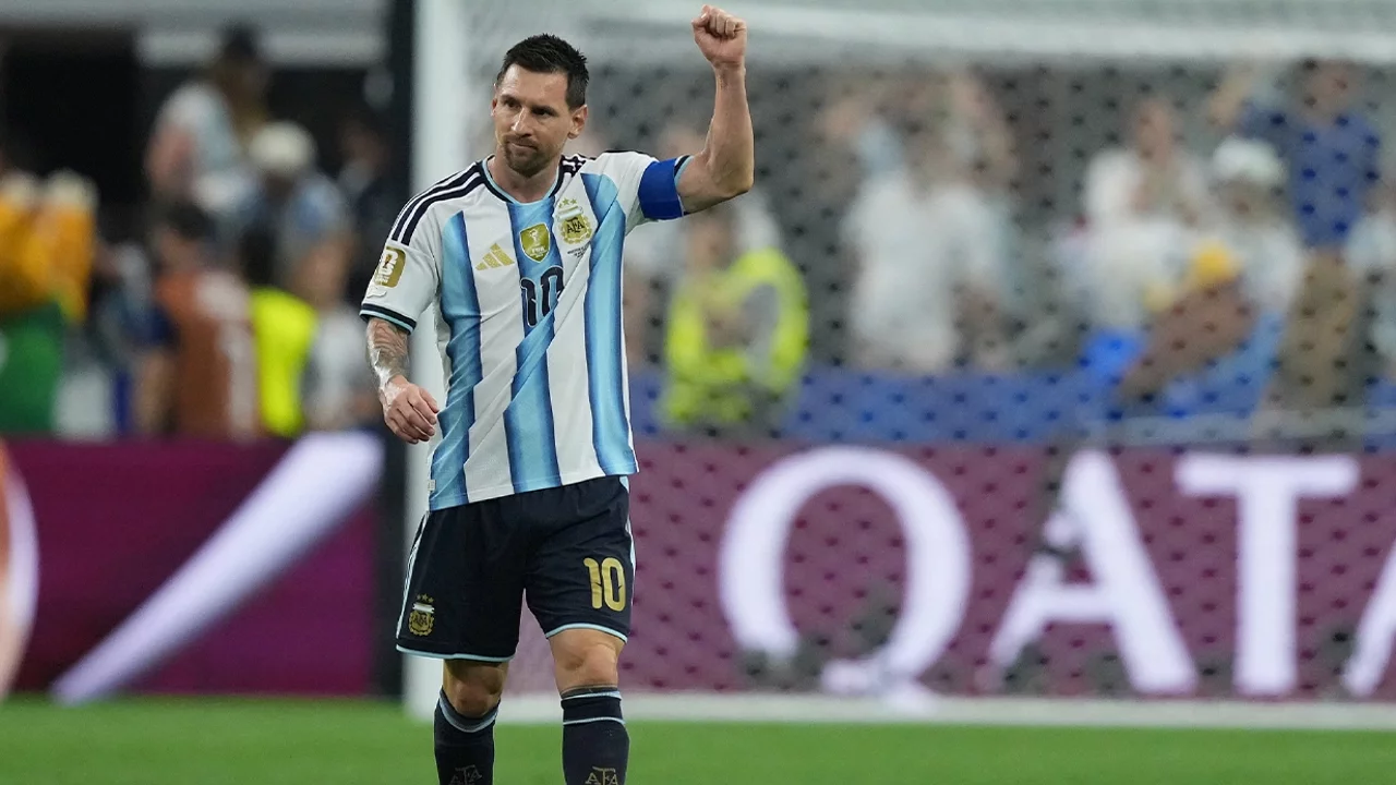 Arjantin çeyrek finali garantiledi, Messi tarihe geçti
