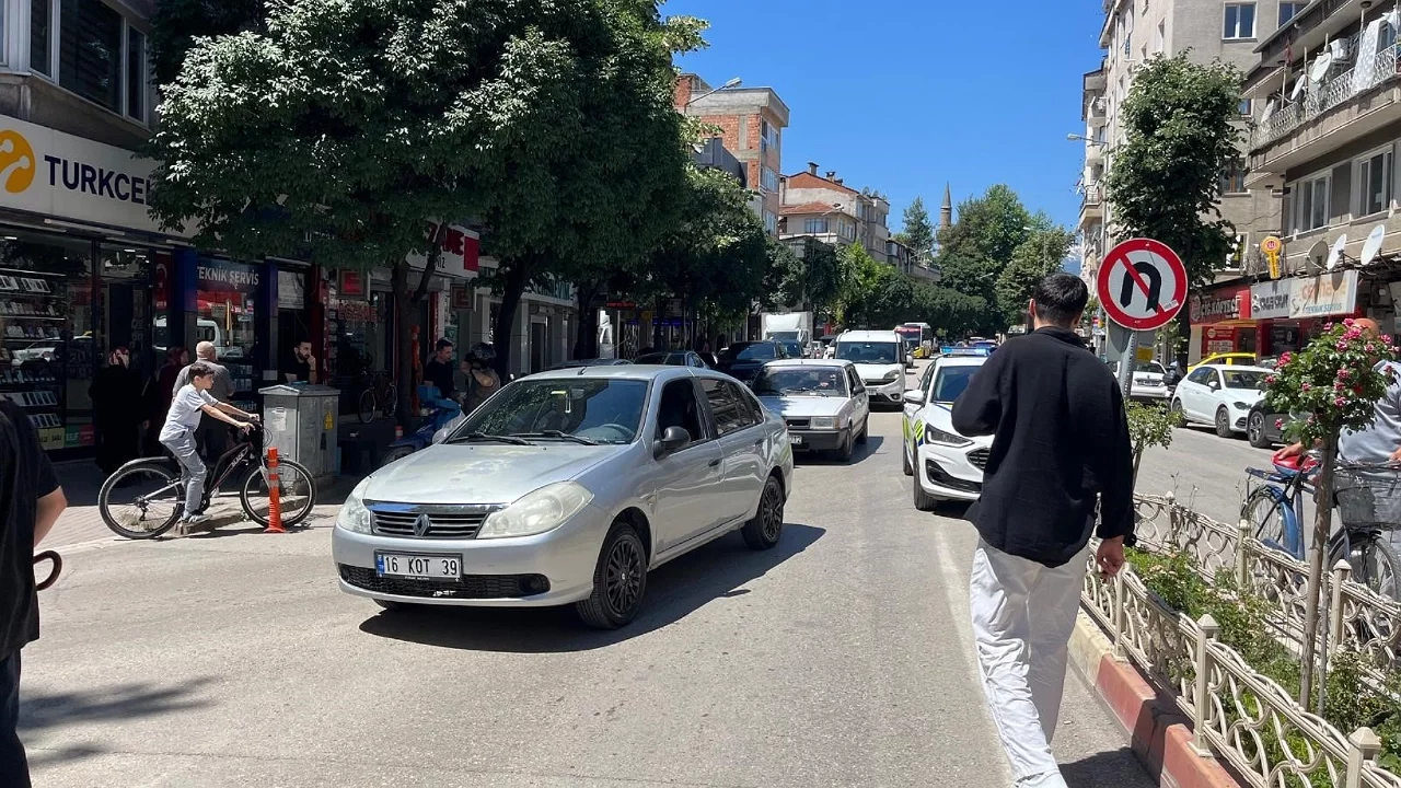 İnegöl'de otomobil kardeşlere çarptı: 2 yaralı
