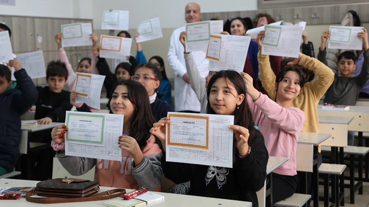 18 milyon öğrenci yarın karne alıyor: yaz tatili başlıyor