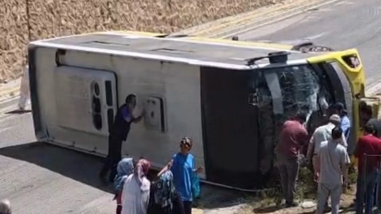 Bursa'da kontrolden çıkan halk otobüsü devrildi: sürücü yaralandı