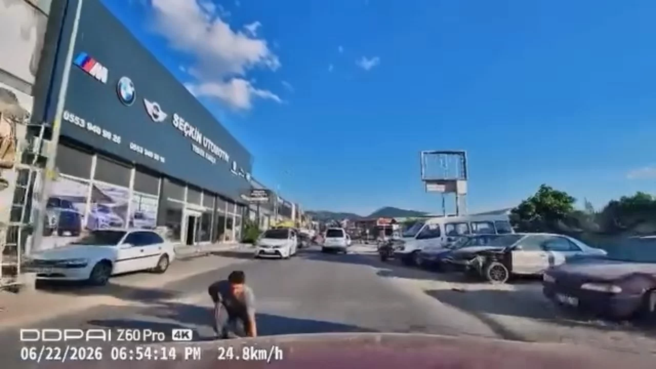 Bursa'da yola düşen eşyasını almak isterken ölümle burun buruna geldi
