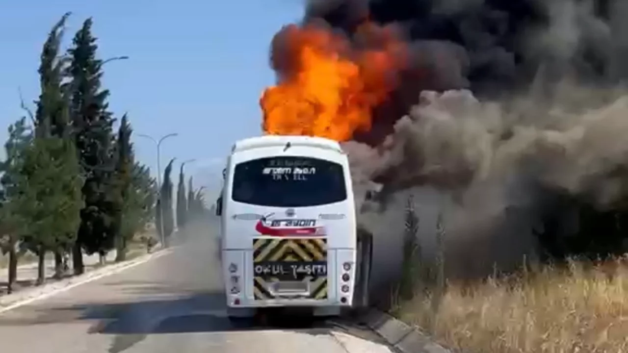 Bursa'da seyir halindeki servis otobüsü alevlere teslim oldu