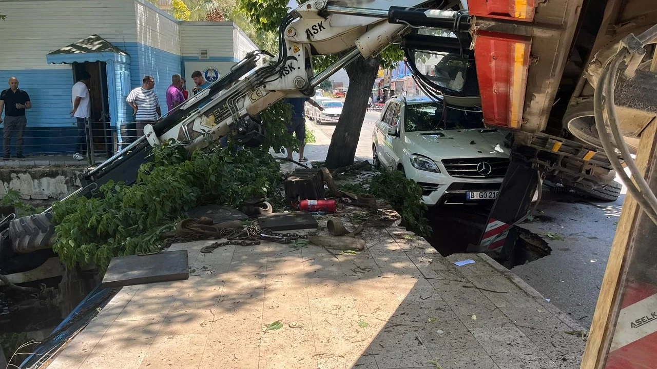 Bursa'da vinç devrildi, kepçe dereye düştü