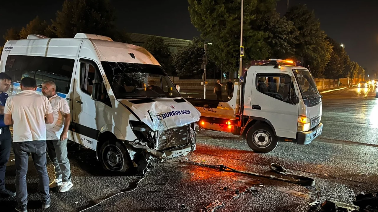 Bursa'da servis minibüsü refüje çıktı: Sürücü yaralandı