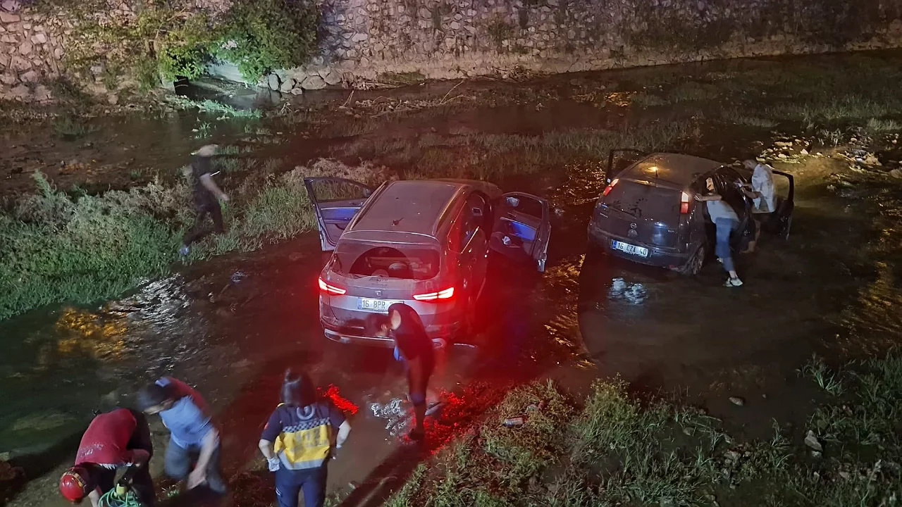 Bursa'da makas atan otomobil dehşet saçtı: İki araç dereye uçtu, 6 yaralı