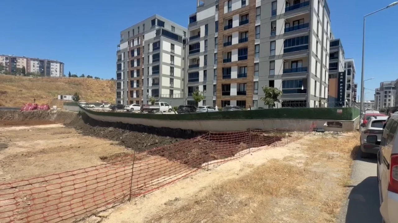 Bursa'da istinat duvarı çöktü: Mahallede panik