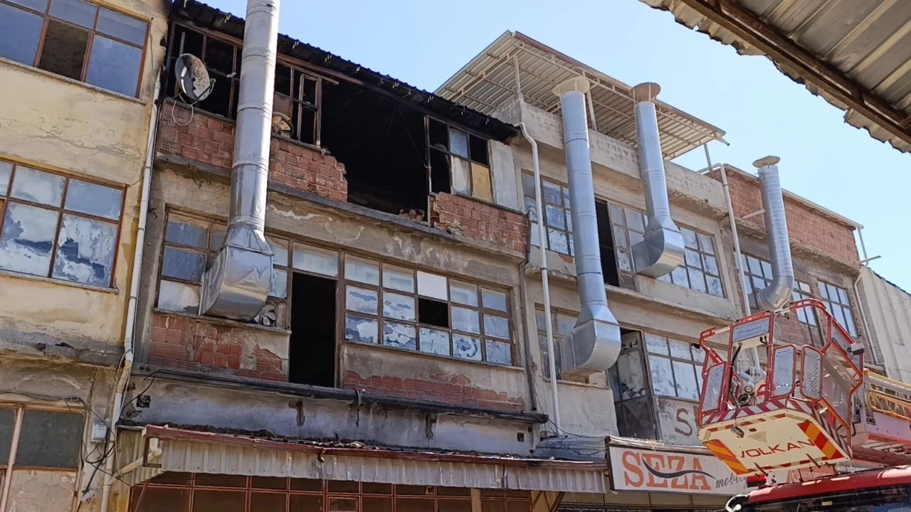 Bursa'da 3 katlı mobilya imalathanesinde yangın