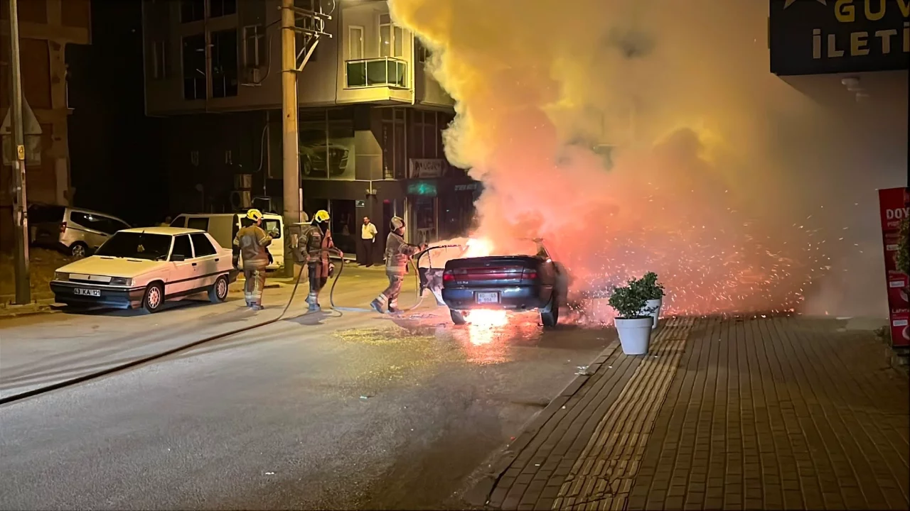 Bursa'da seyir halindeki otomobil alevlere teslim oldu