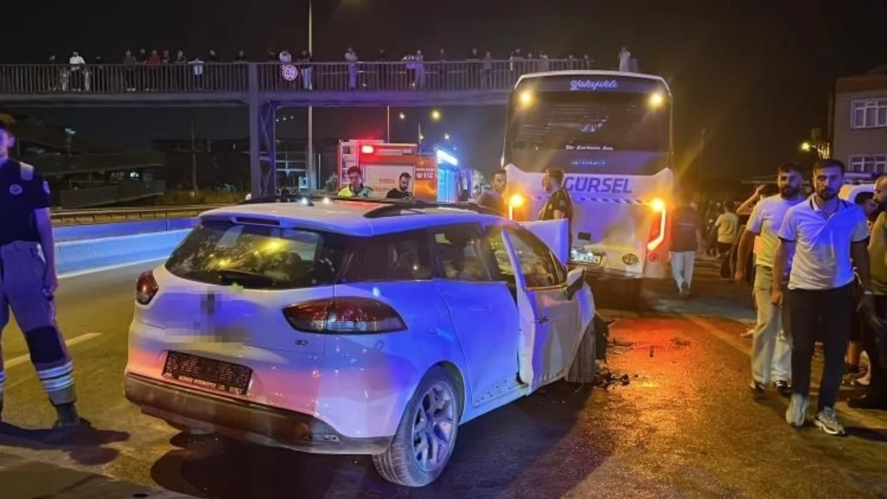 Bursa'da otomobil servis otobüsüne çarptı: 6 yaralı
