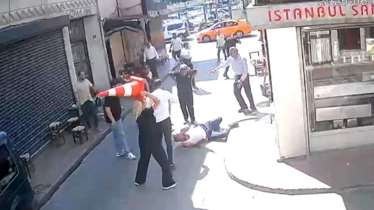 Dehşet anları: Taciz iddiası sonrası sokakta bıçaklı saldırı