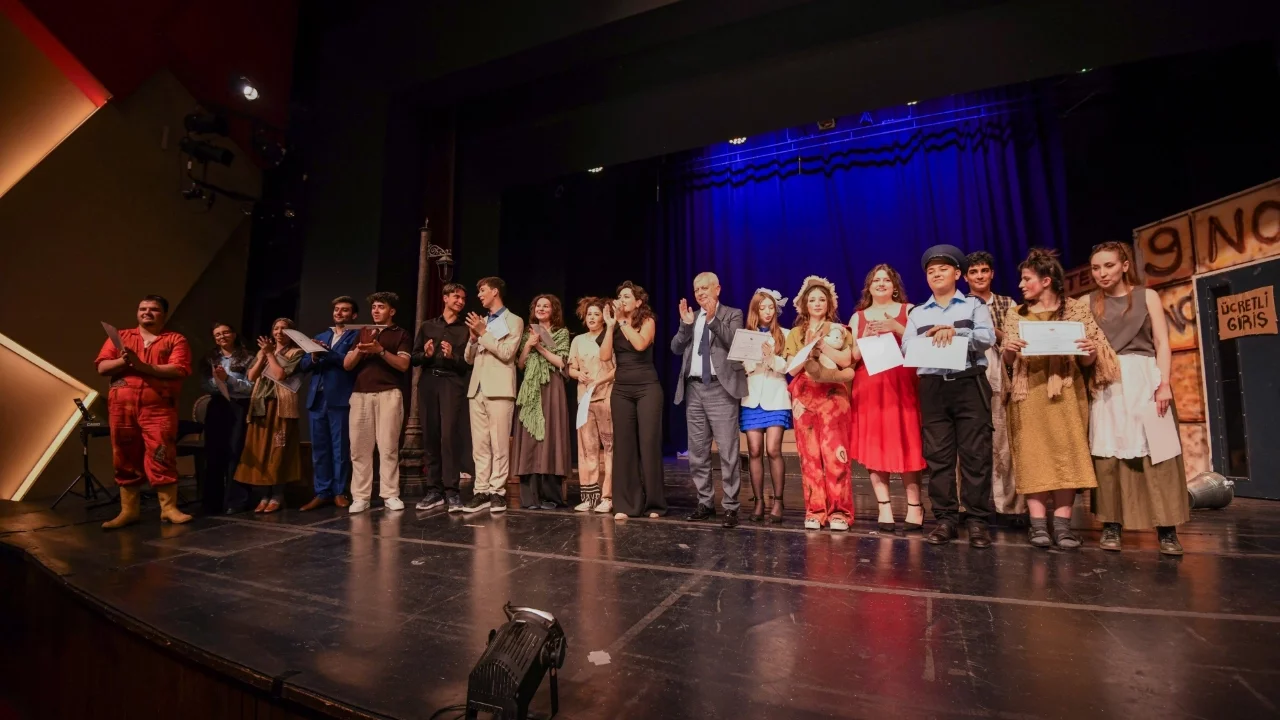 Osmangazi'de gençlerin tiyatro performansı damga vurdu