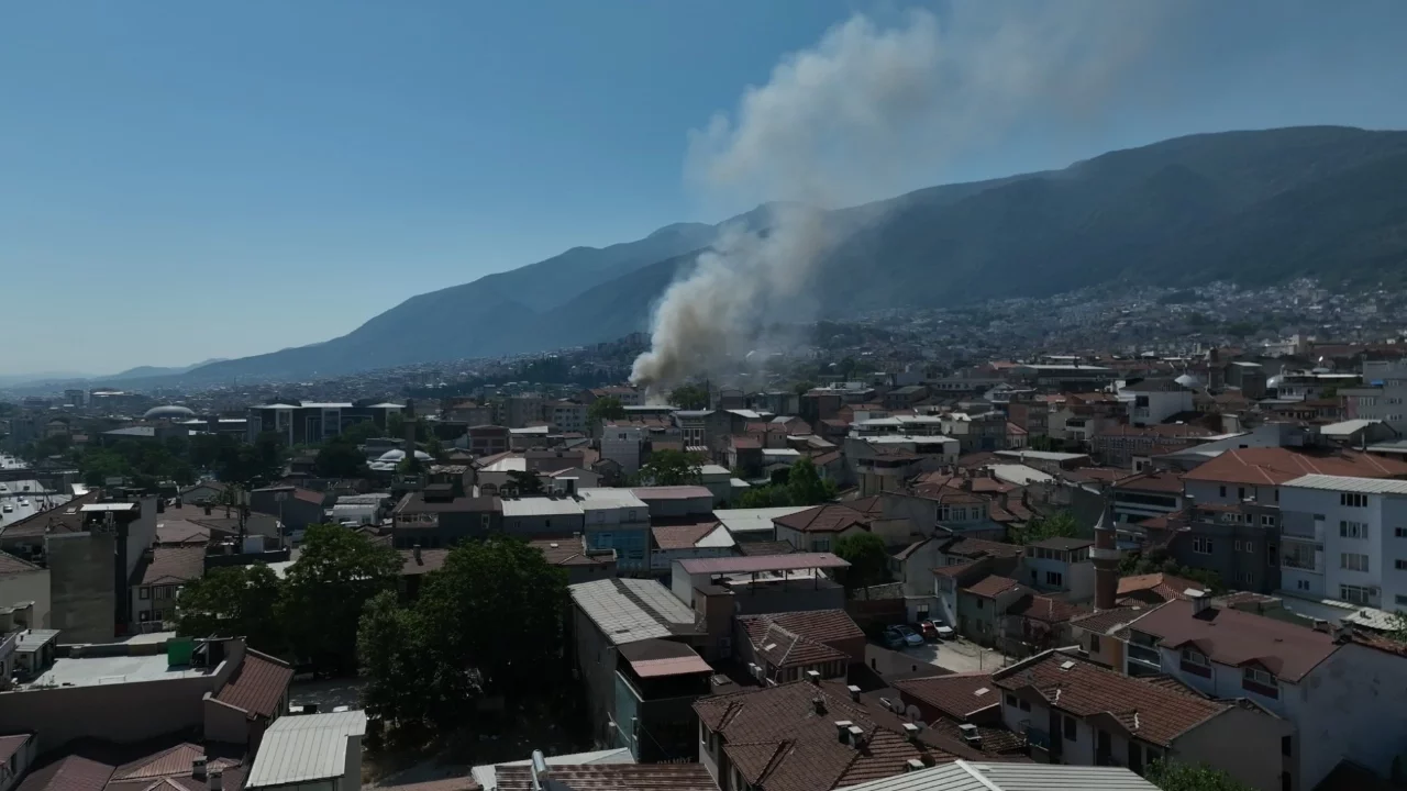 Bursa'da tarihi çarşıda yangın: Siyah dumanlar kenti kapladı