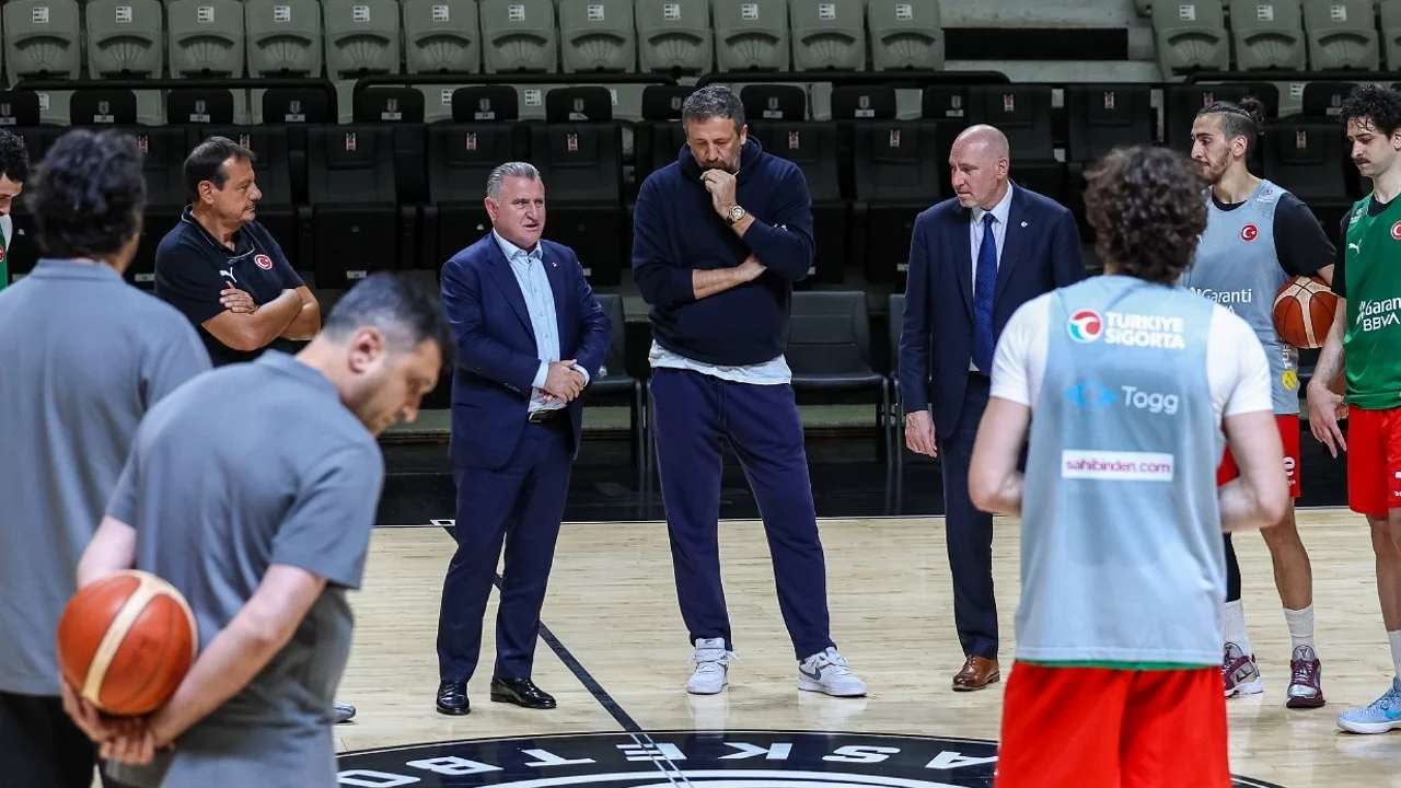 Bakan Bak, A Milli Basketbol Takımı'nın antrenmanını izledi