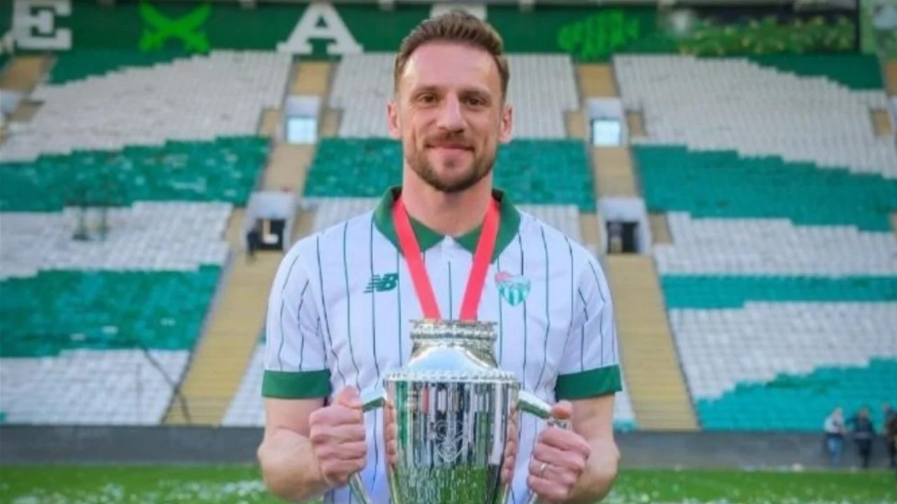 Bursaspor'da kaleye güvence: Anıl Atağ ile sözleşme yenilendi