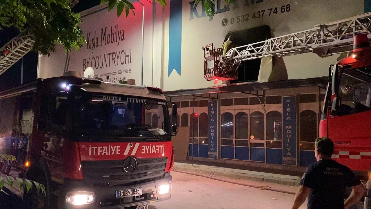 Bursa'da mobilya fabrikasında yangın