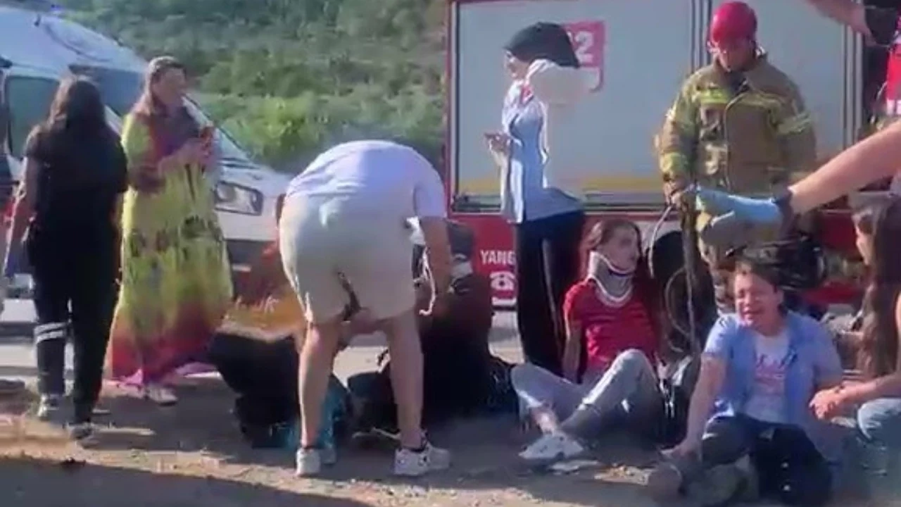 Bursa'da servis faciası: Kafa kafaya çarpışma, 15 yaralı