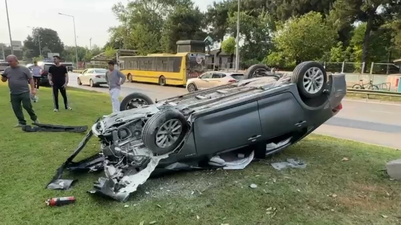 Bursa'da 3 Araç Birbirine Girdi: Otomobil Takla Attı