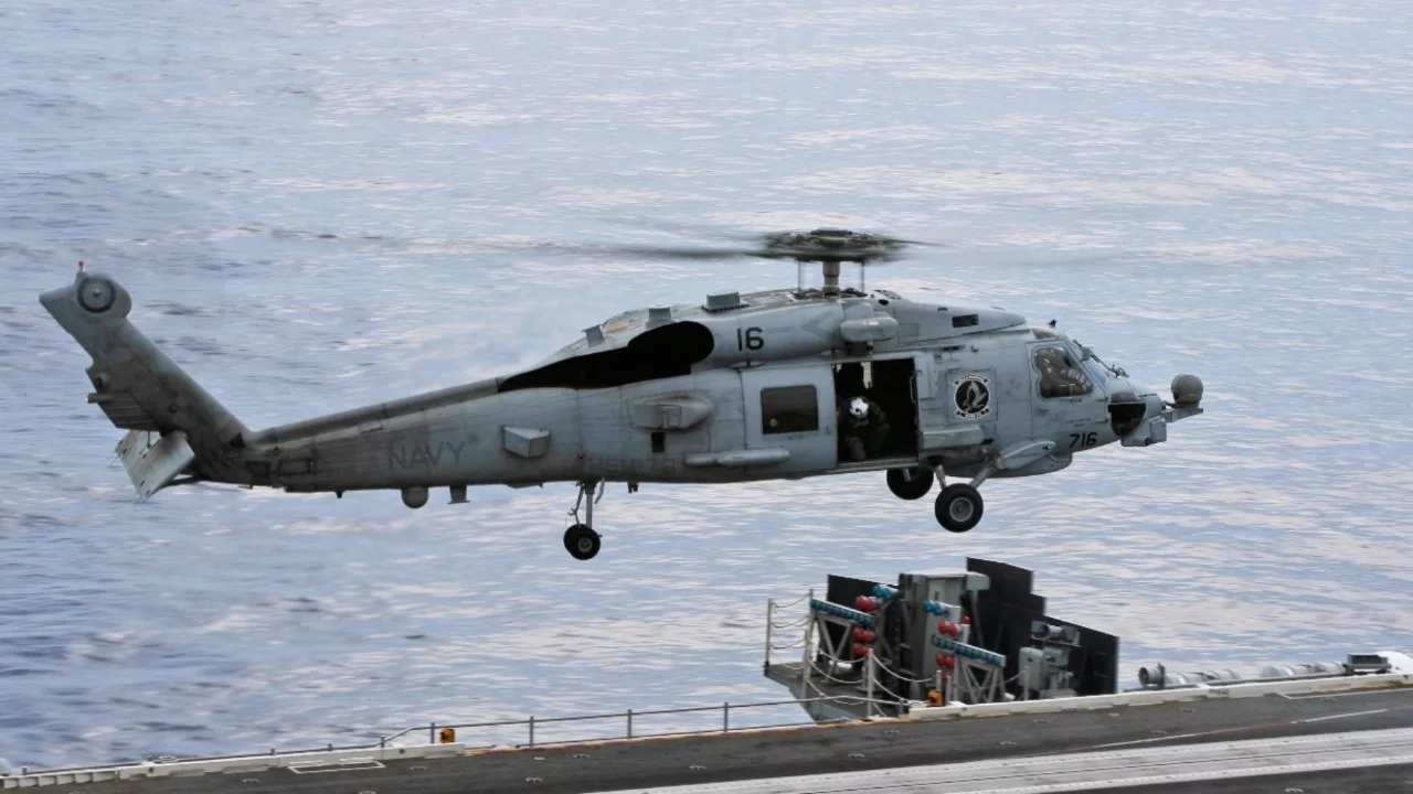 ABD'ye Ait Askeri Helikopter Umman Denizi'ne Acil İniş Yaptı
