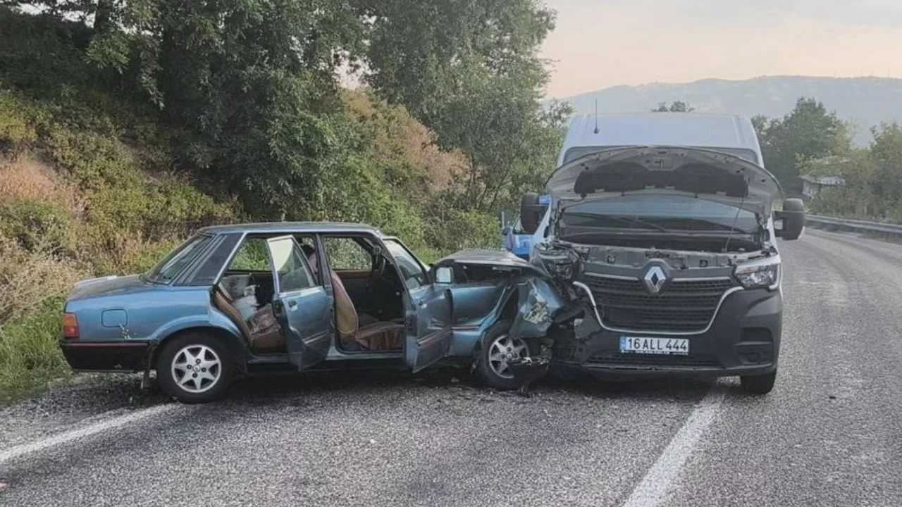 Bursa'da Minibüs ile Otomobil Çarpıştı: 2 Yaralı