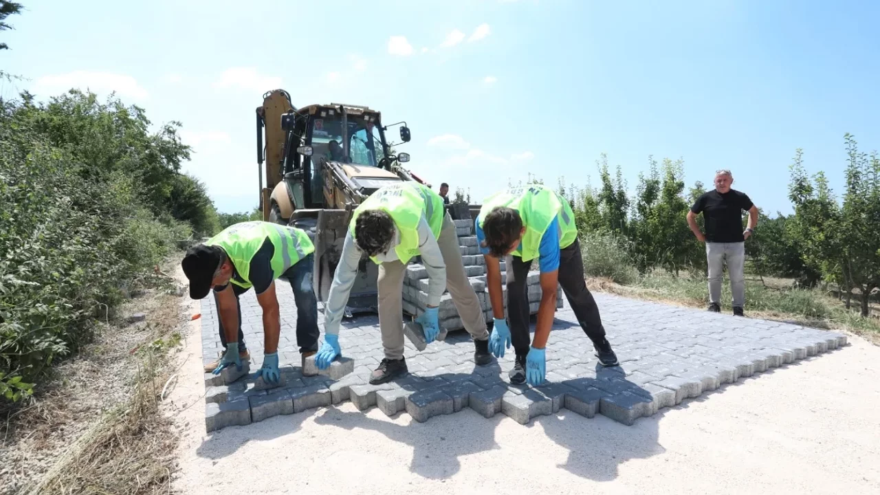 İnegöl Belediyesi'nin Kırsalda Parke Taş Uygulamaları Devam Ediyor