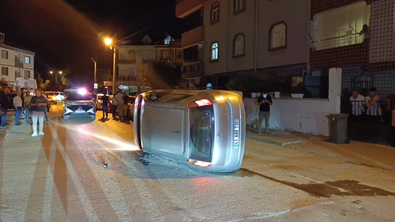 Bursa'da park halindeki araca çarpan otomobil devrildi: sürücü kaçtı