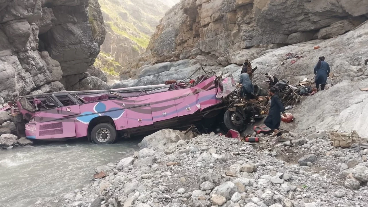 Pakistan'da yolcu otobüsü dev çukura uçtu: 40 kişi hayatını kaybetti