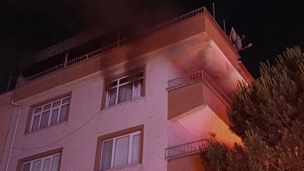 Bursa'da apartman dairesinde gece çıkan yangın paniğe neden oldu