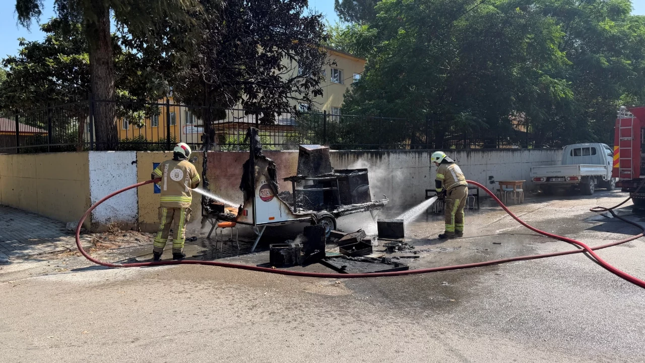 Bursa'da köfte ekmek karavanı alevlere teslim oldu
