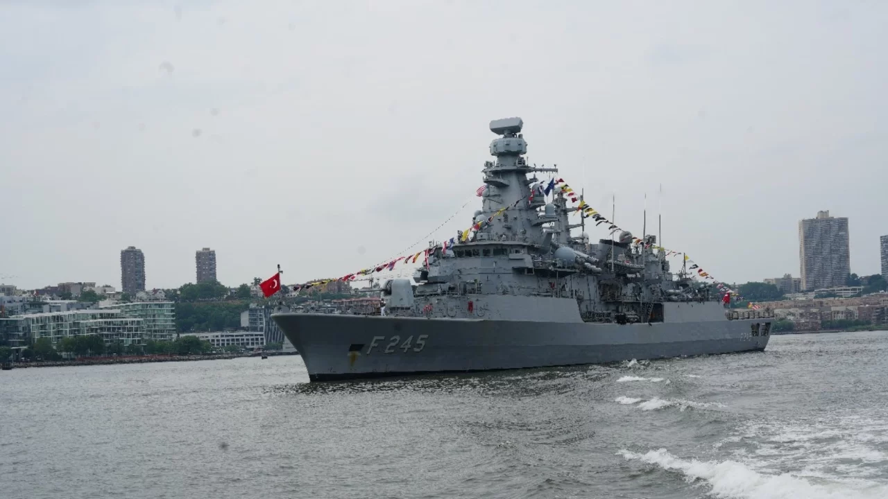 TCG Oruçreis, New York'ta Türkiye'yi temsil etti