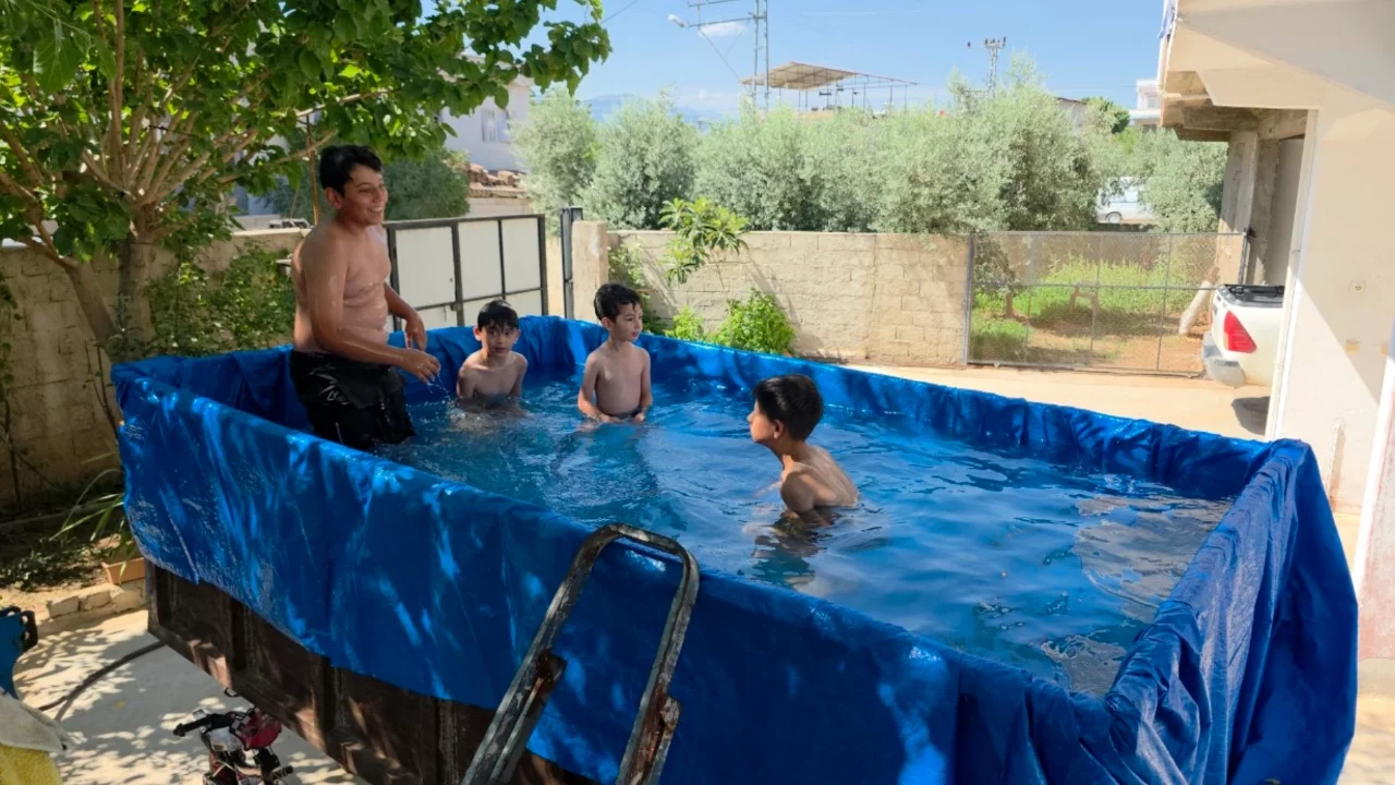 Dedesi traktör römorkunu havuza çevirdi, torunlar serinledi