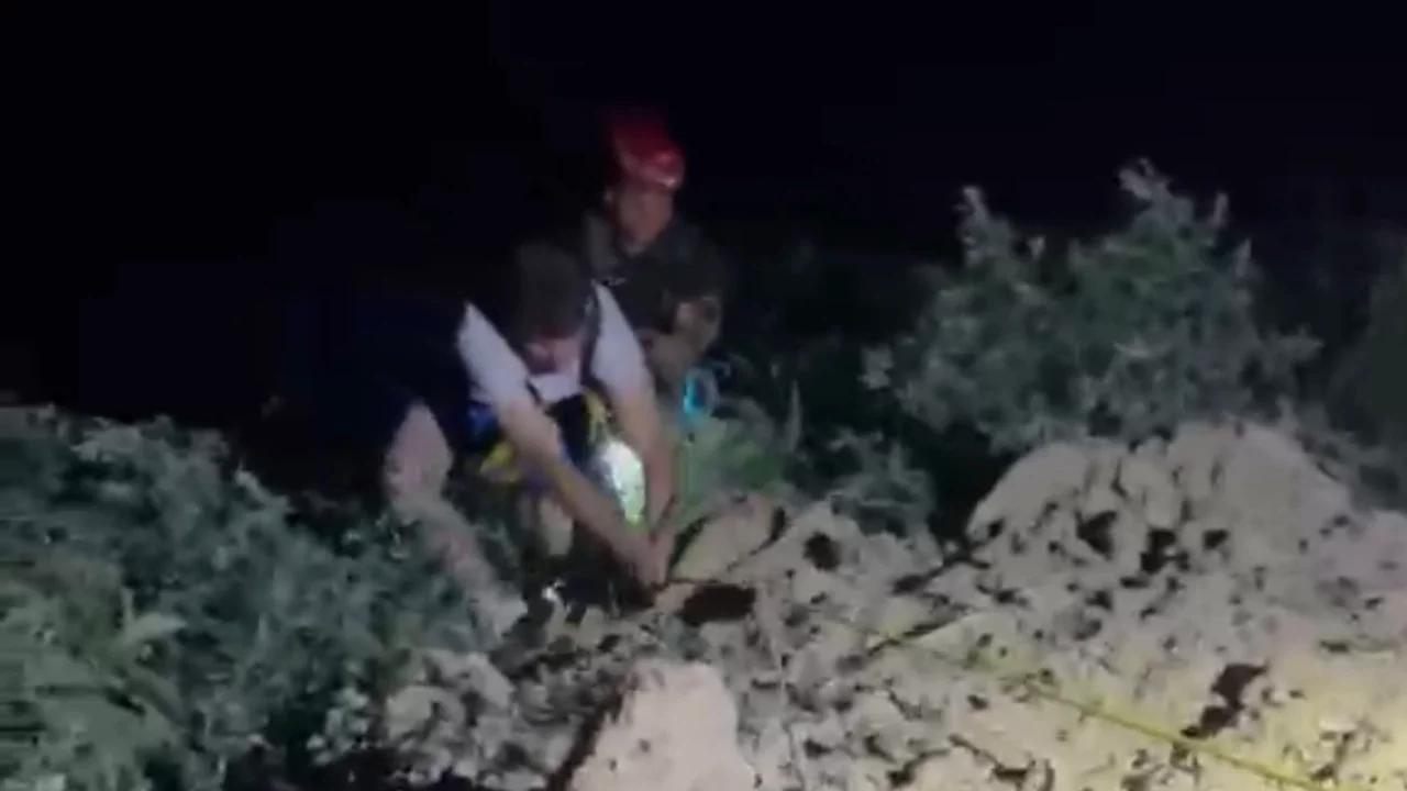 Bursa'da vadide mahsur kalan 2 genç halat sistemiyle kurtarıldı