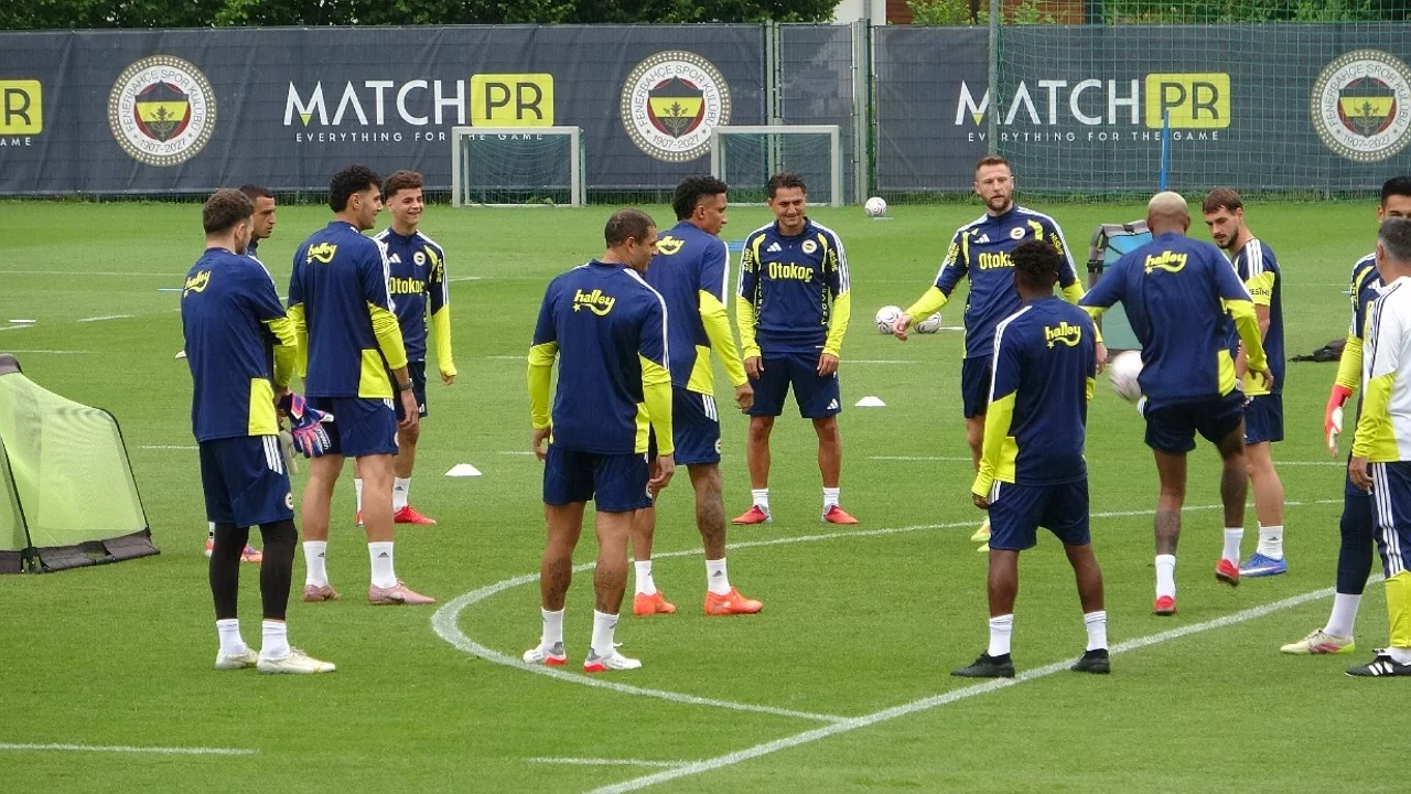 Fenerbahçe, Avusturya kampında yağmur altında çalıştı