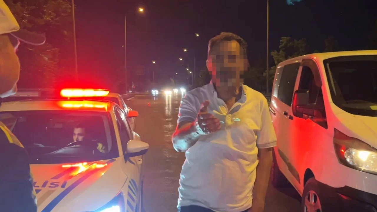 Bursa'da alkollü sürücü "Yazıklar olsun" dedi, basın mensubuna tükürdü