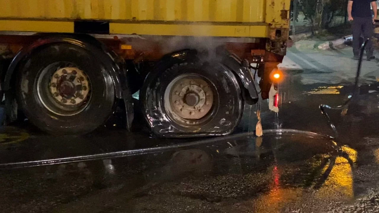 Bursa'da Lastik sebebiyle yanan tırı 10 kilometre sürüp itfaiyeye yetiştirdi