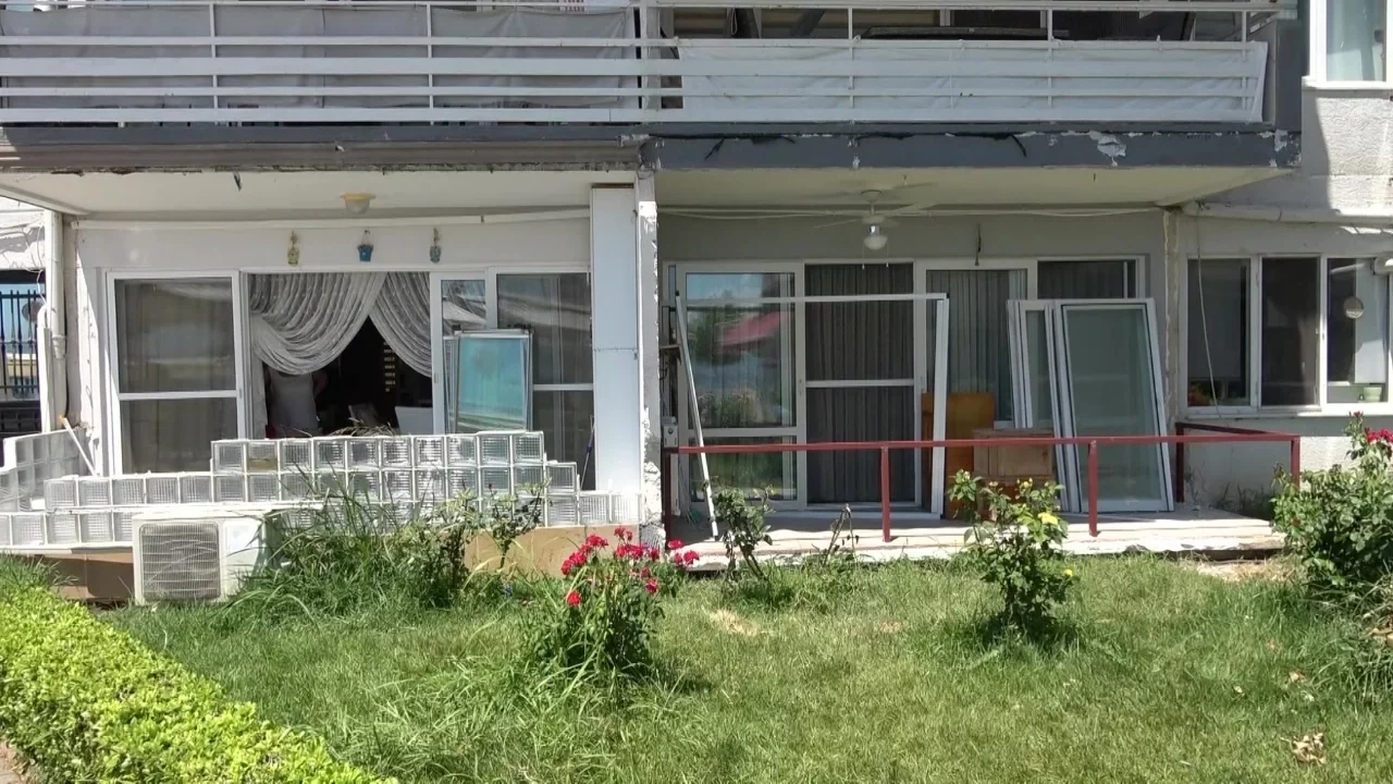 Gemlik'teki balkon yıkımı tartışma yarattı