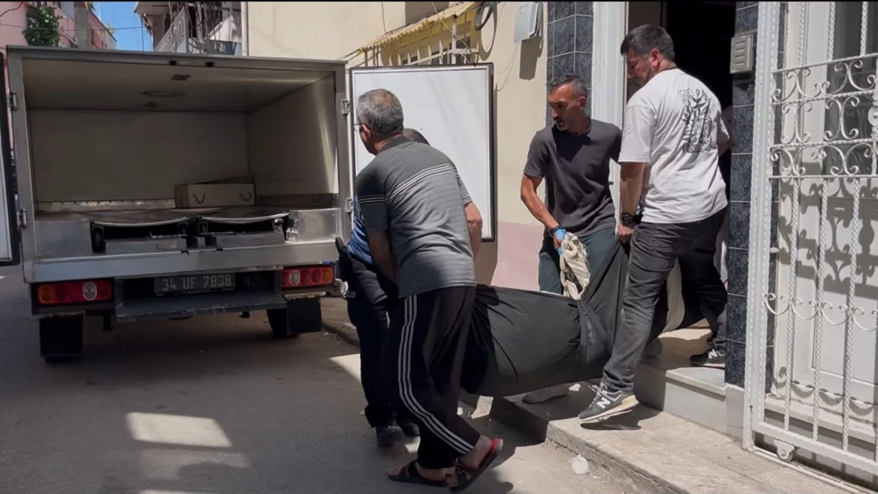 Evinin merdivenlerinde düşen adam hayatını kaybetti