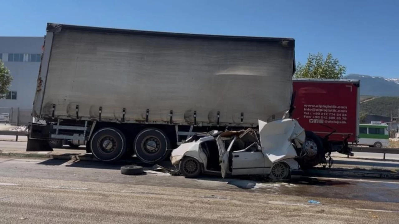 Bursa'da Freni patlayan kamyonun çarptığı otomobilin sürücüsü yaşamını yitirdi