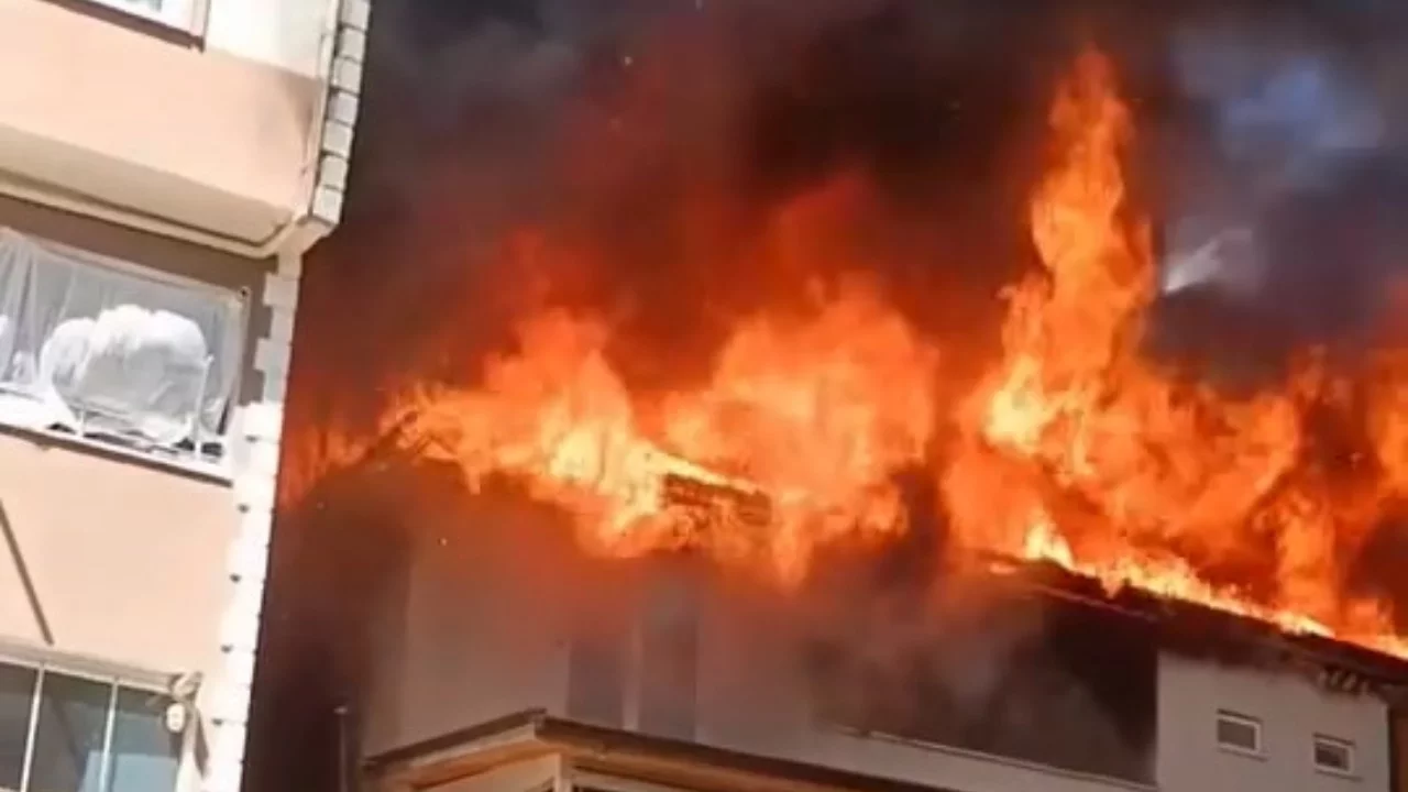 Bursa'da 3 katlı binanın çatısında yangın paniği