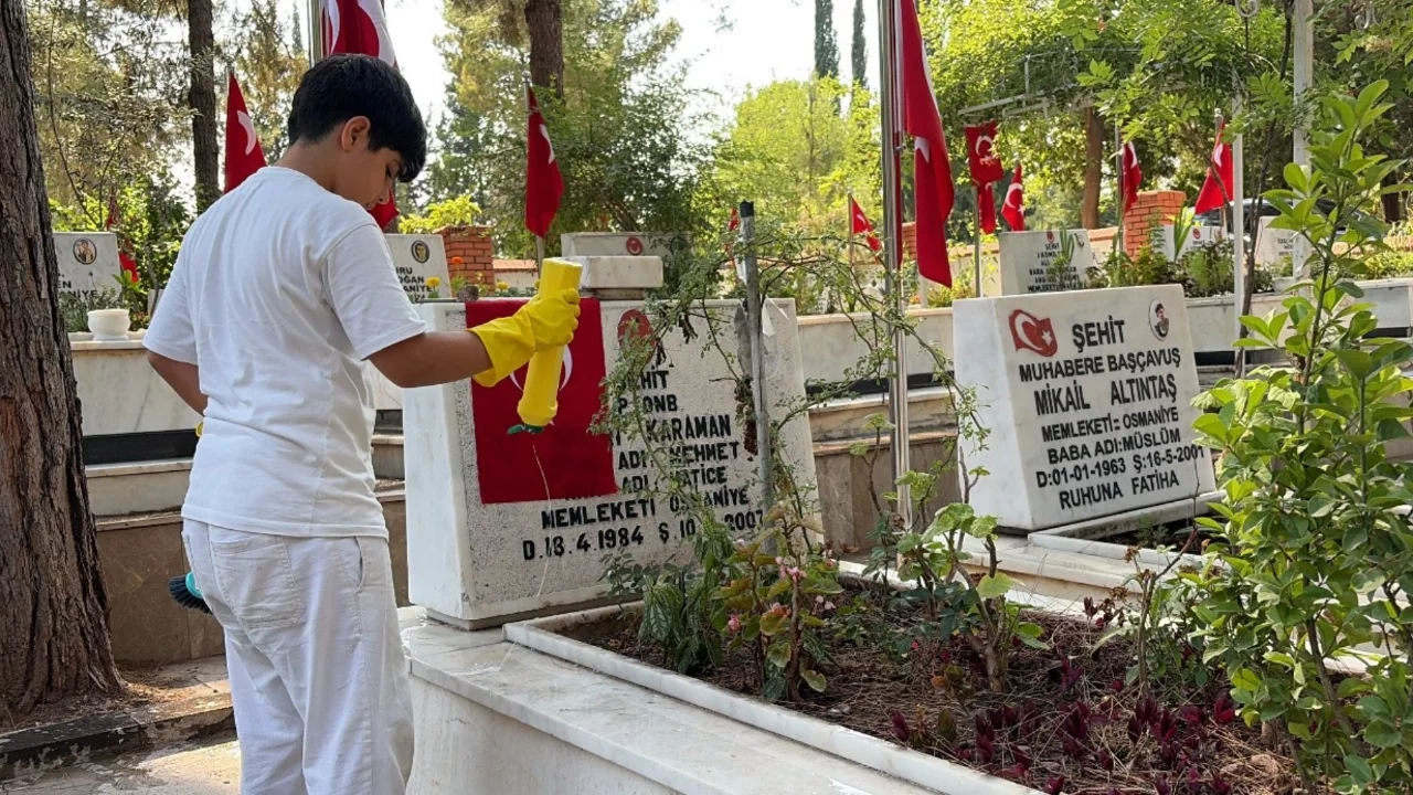 10 yaşındaki Abdullah'tan örnek davranış: Kurabiye ve oyuncak satarak çeşmeleri temizliyor
