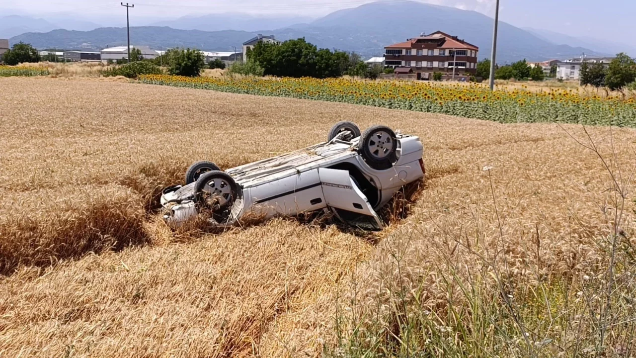 İnegöl'de otomobil buğday tarlasına uçtu: Sürücü yaralandı