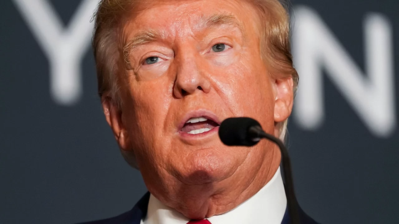 Trump: "İran'ı çok sert vuruyoruz, Hürmüz Boğazı açık kalacak"