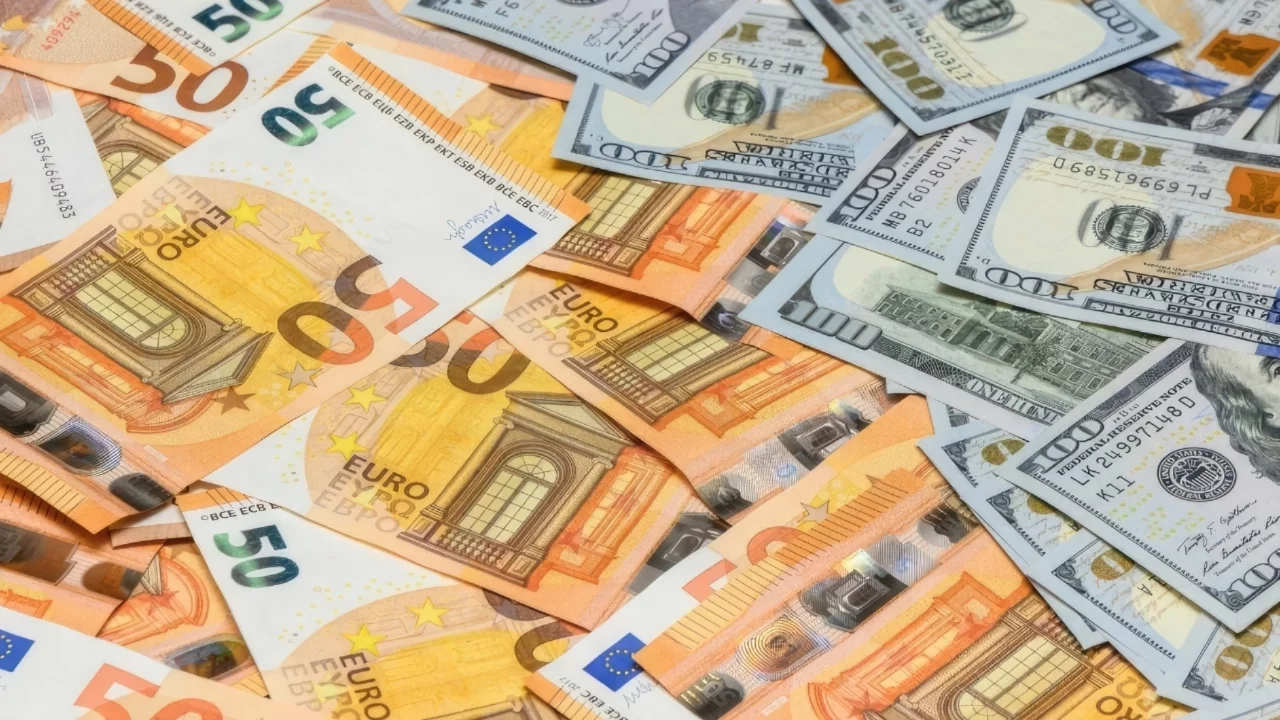 Dolar 47,03, euro 53,58 liradan güne başladı