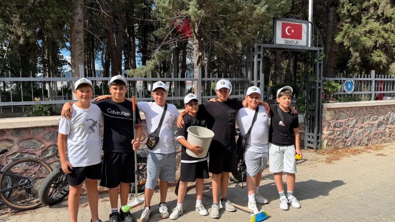 Minik çevrecilerden örnek davranış: Şehitliği temizleyip kabirlere gül bıraktılar