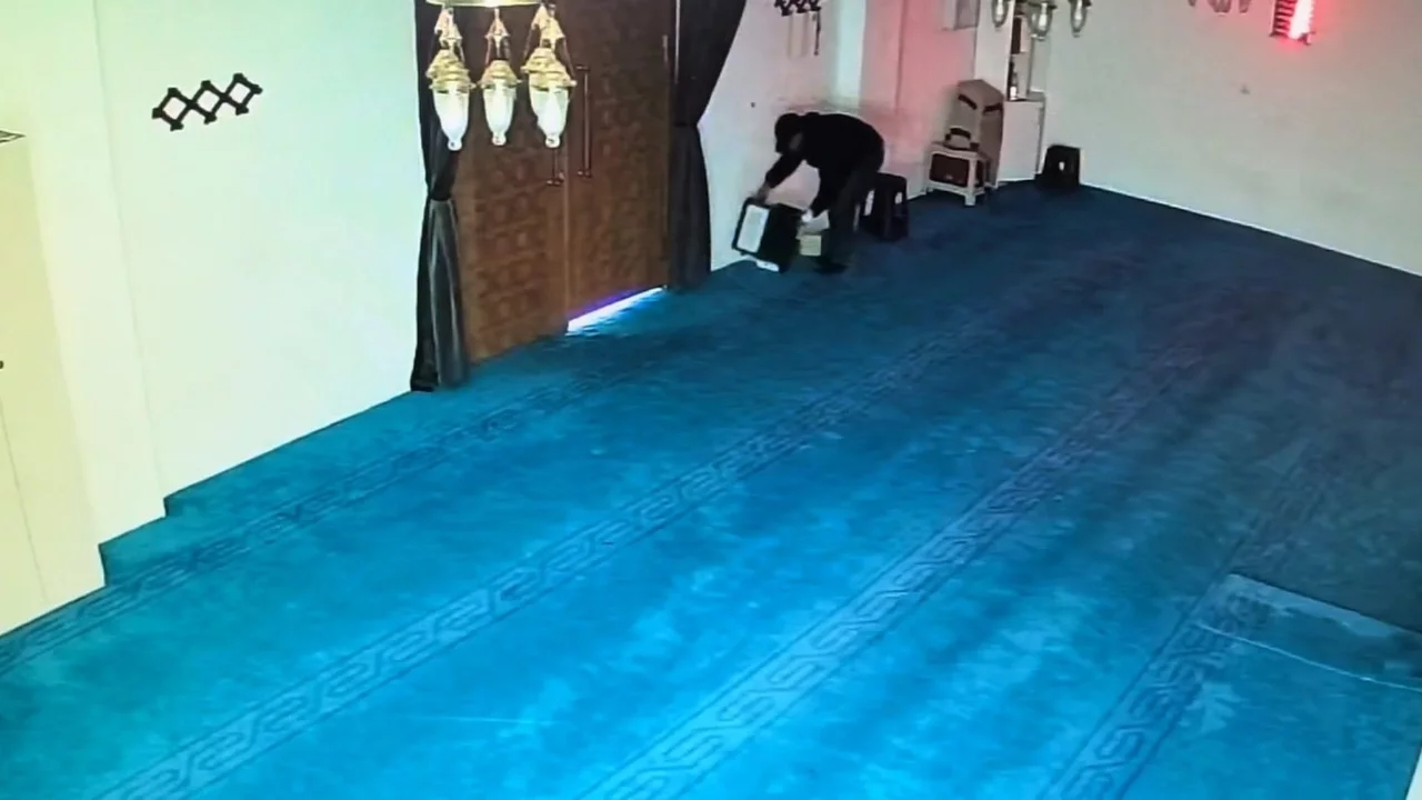 Bursa'da Camiye Giren Şüpheli Yardım Kutusunu Boşalttı
