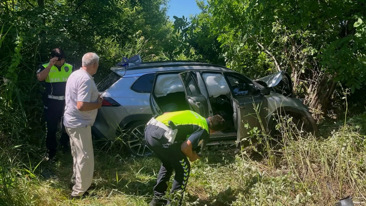 İnegöl Cip Kazası: Lastiği Patlayan Araç Şarampole Uçtu, 3 Yaralı