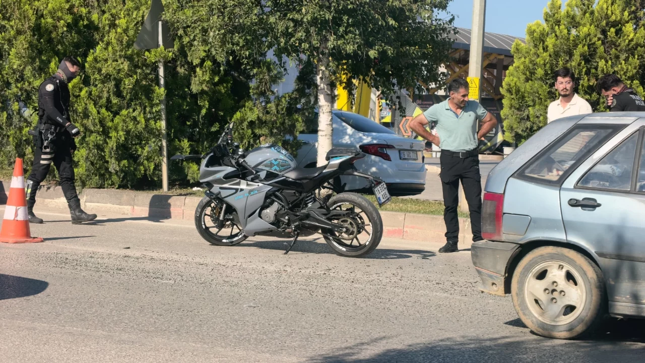 Bursa'da motosiklet kazası kameraya saniye saniye yansıdı
