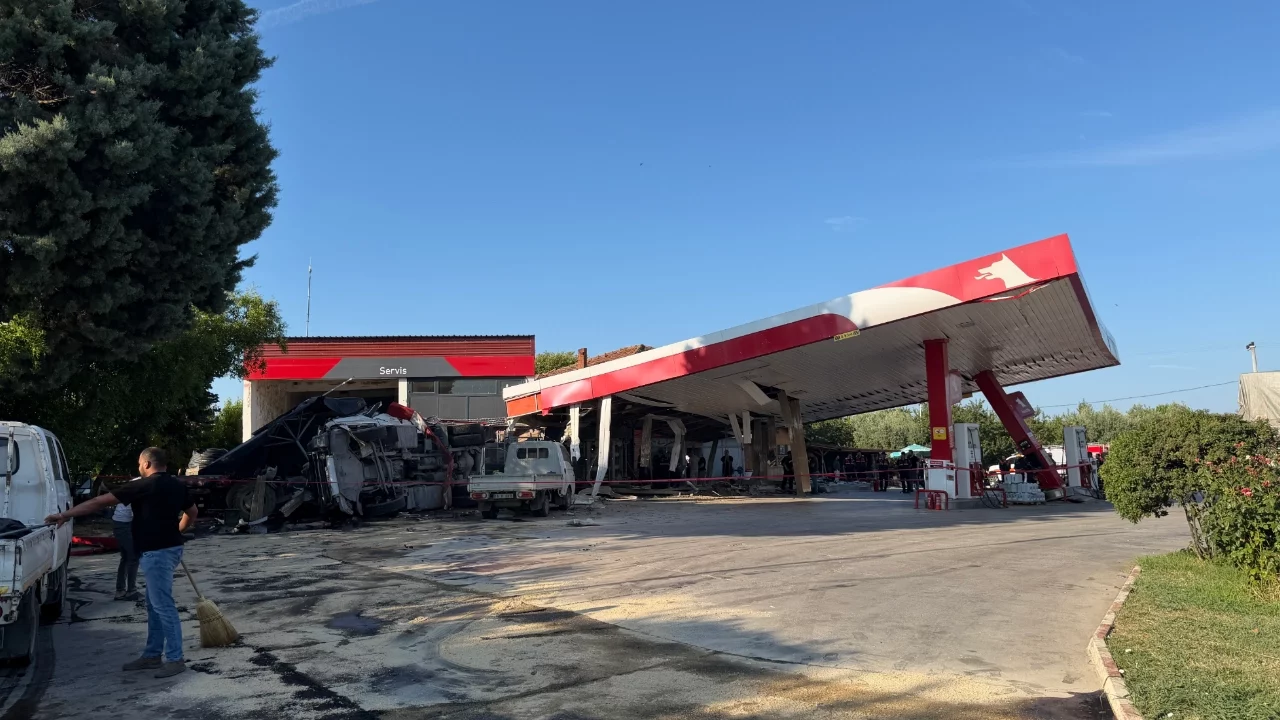 Bursa'da kömür yüklü tır akaryakıt istasyonuna daldı: 1 ölü